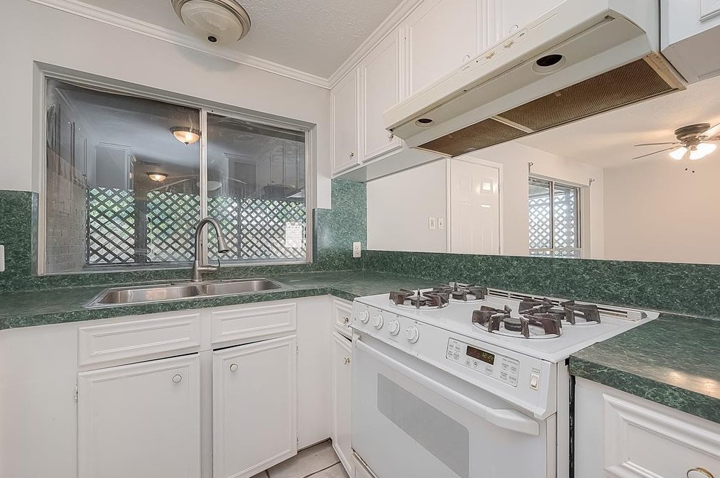 15103 Grv Gdn Dr, Houston TX  exterior