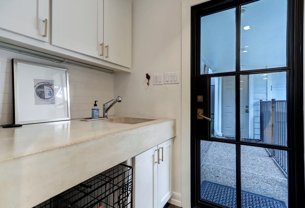 2500 Avalon Pl, Houston TX  77019-5903 exterior