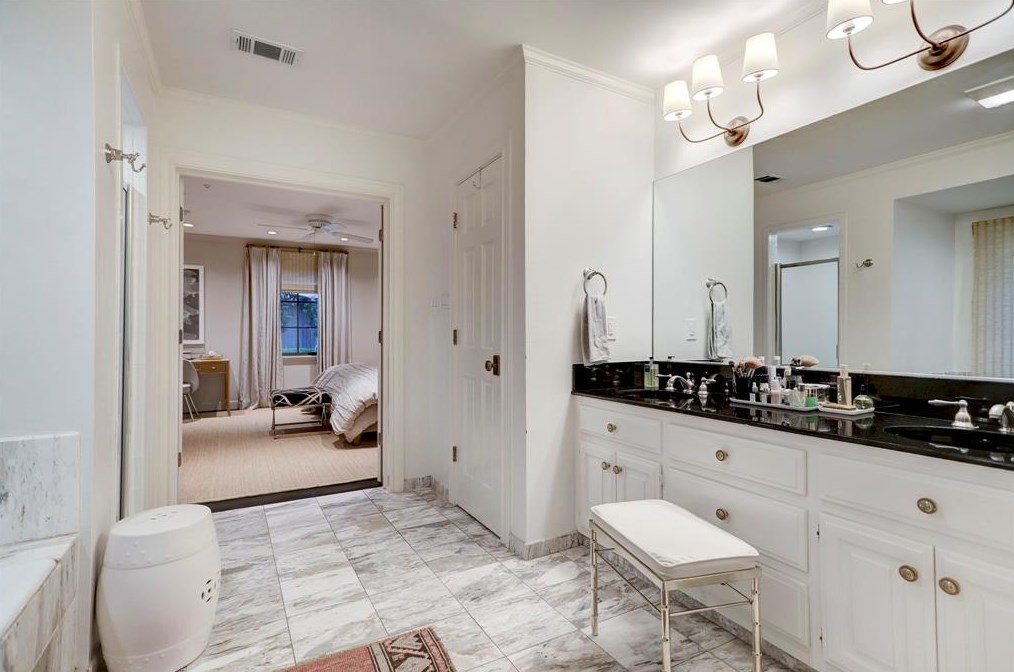 2500 Avalon Pl, Houston TX  77019-5903 exterior