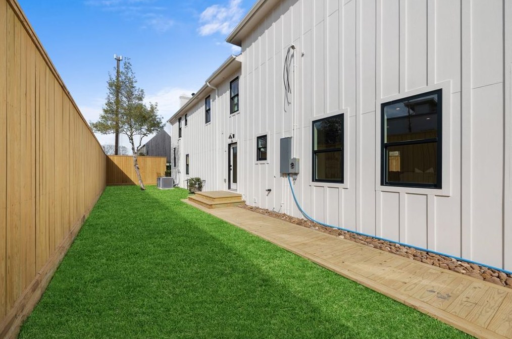 2147 Colquitt, Houston TX  77098-3310 exterior