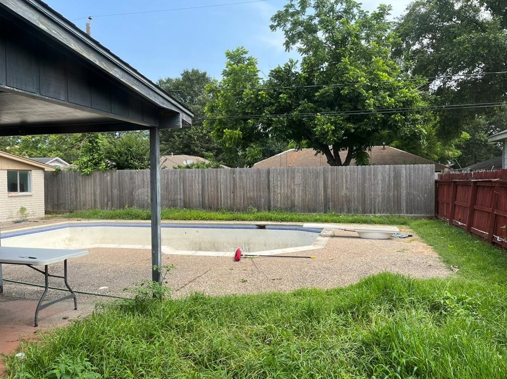 526 Hidden Vly Dr, Houston TX  77037-2011 exterior