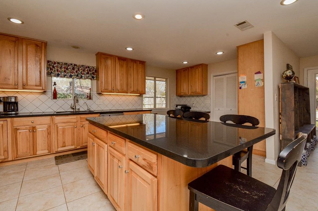 18207 Blanchmont Ln, Houston TX  77058-3449 exterior