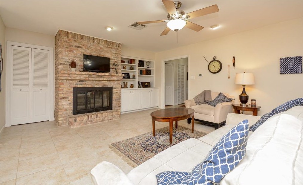 18207 Blanchmont Ln, Houston TX  77058-3449 exterior