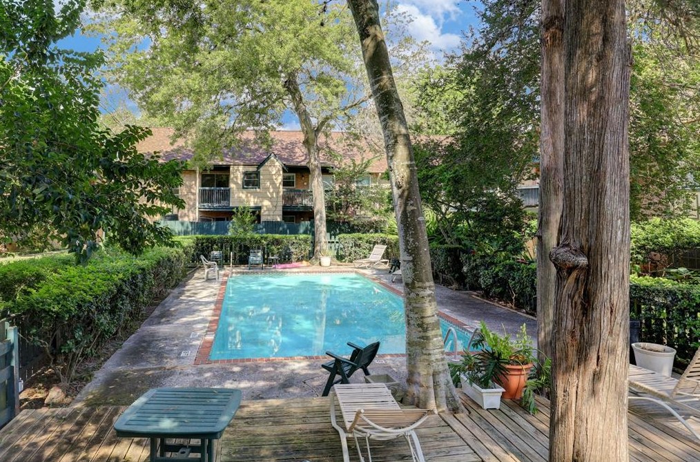 8225 Kingsbrook Rd, Houston TX  77024-8301 exterior