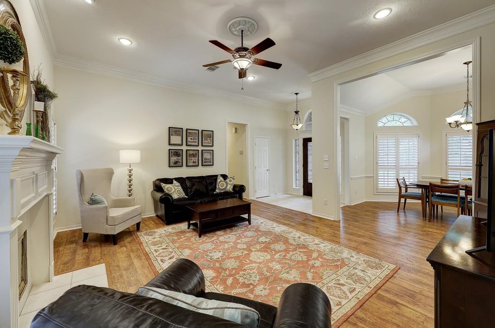 1602 Beaconshire Rd, Houston TX  77077-3847 exterior