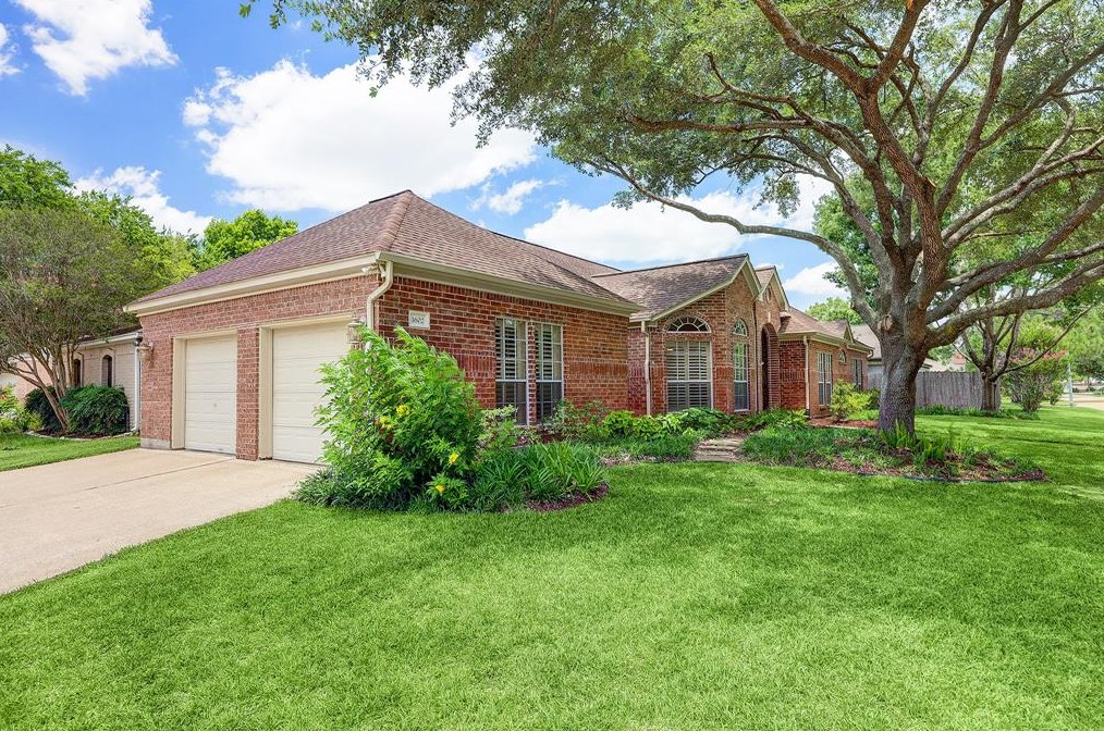 1602 Beaconshire Rd, Houston TX  77077-3847 exterior