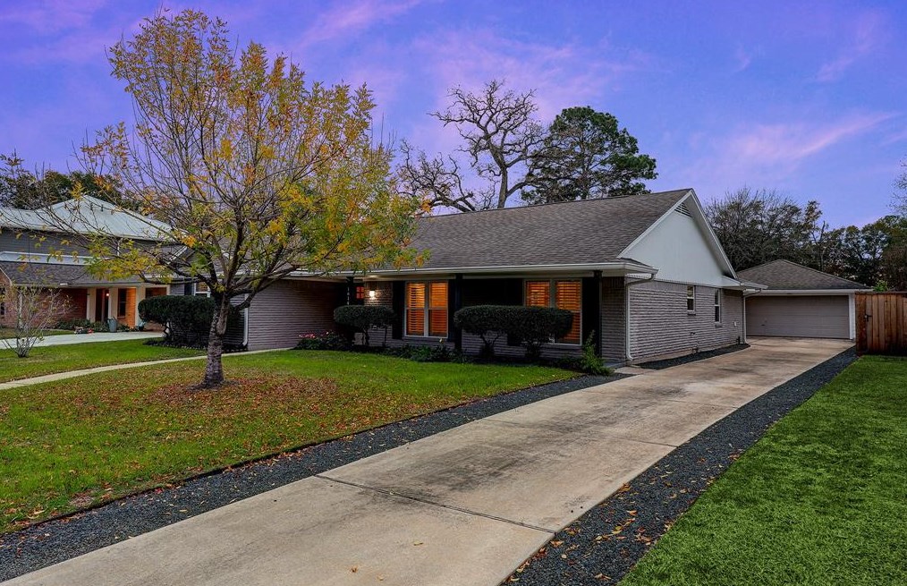 1614 Droxford Dr, Houston TX  77008-3216 exterior