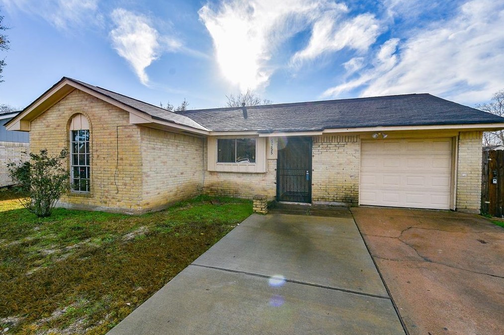 5255 Castlecreek Ln, Houston TX  77053-3640 exterior