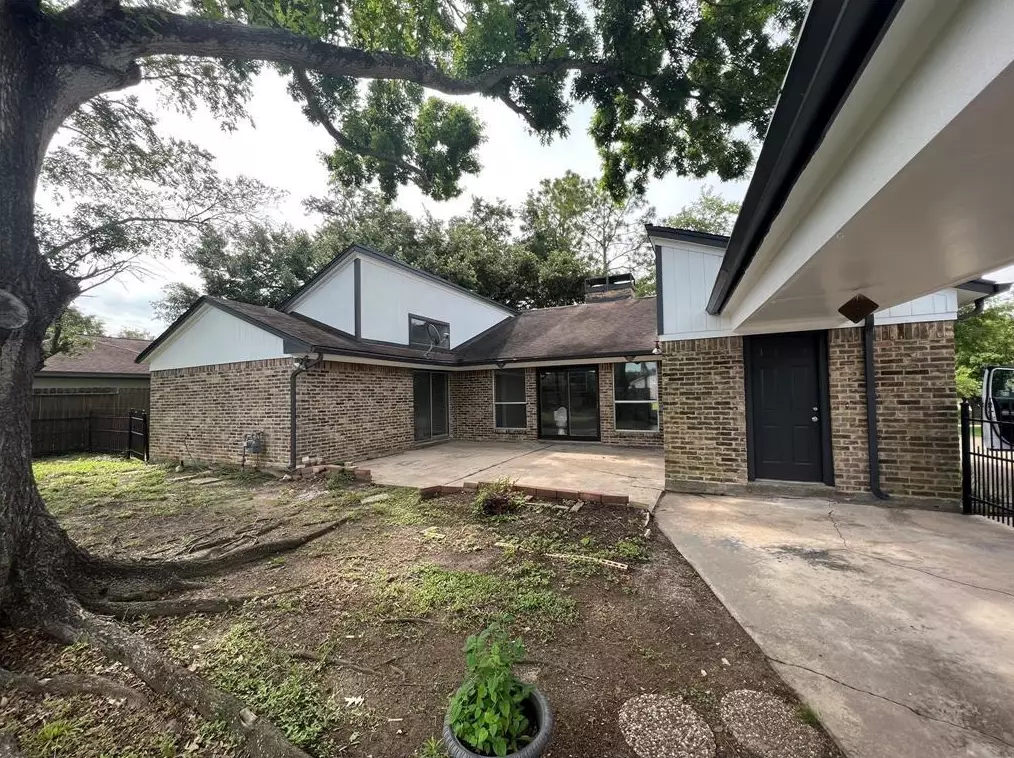 1131 Woodhorn Dr, Houston TX  77062-2730 exterior