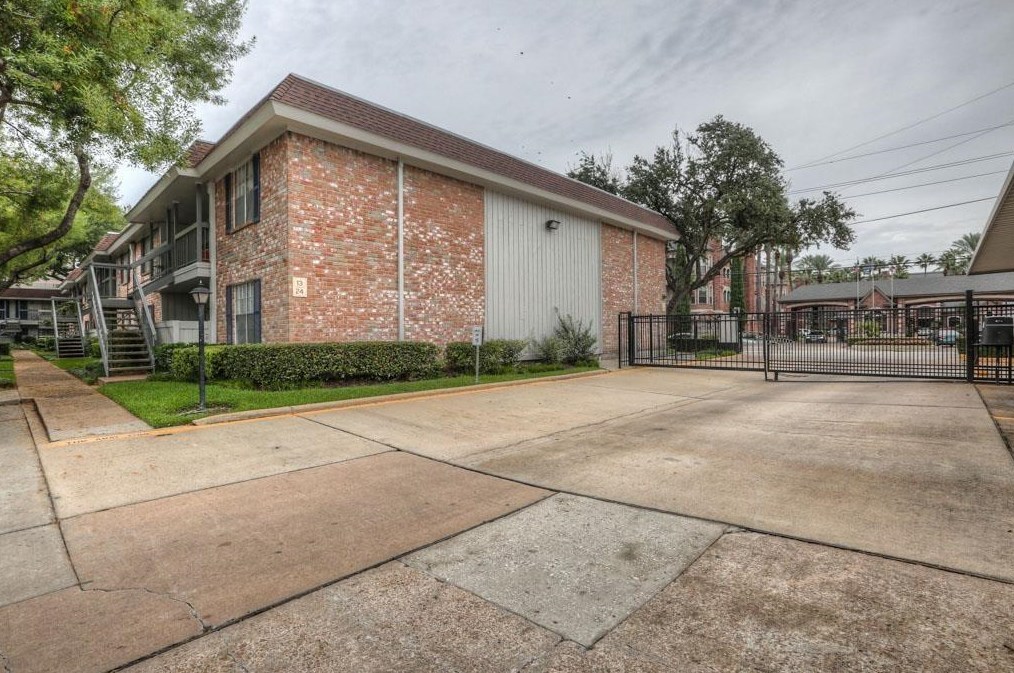 2250 Bering Dr, Houston TX  77057-4765 exterior