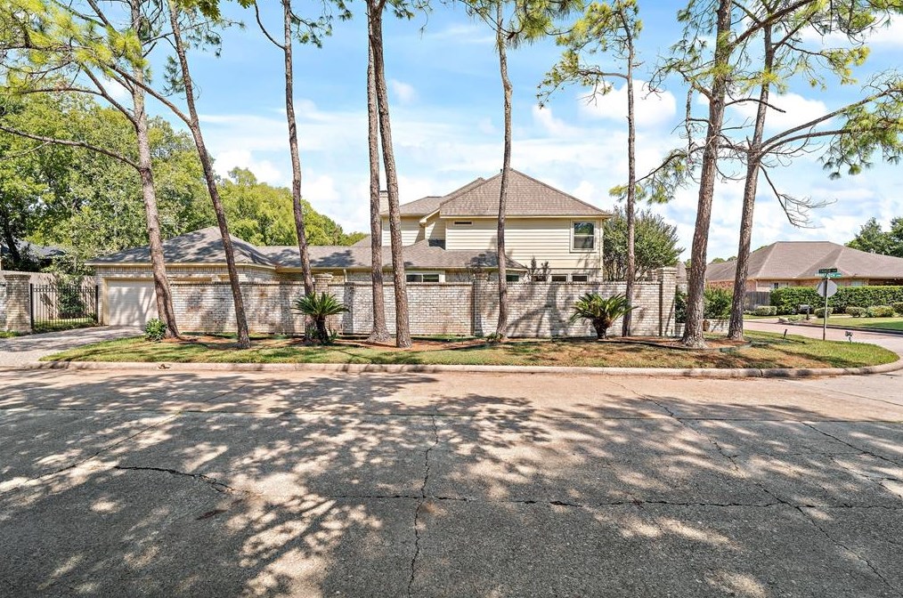 1250 Trce Dr, Houston TX  77077-2234 exterior