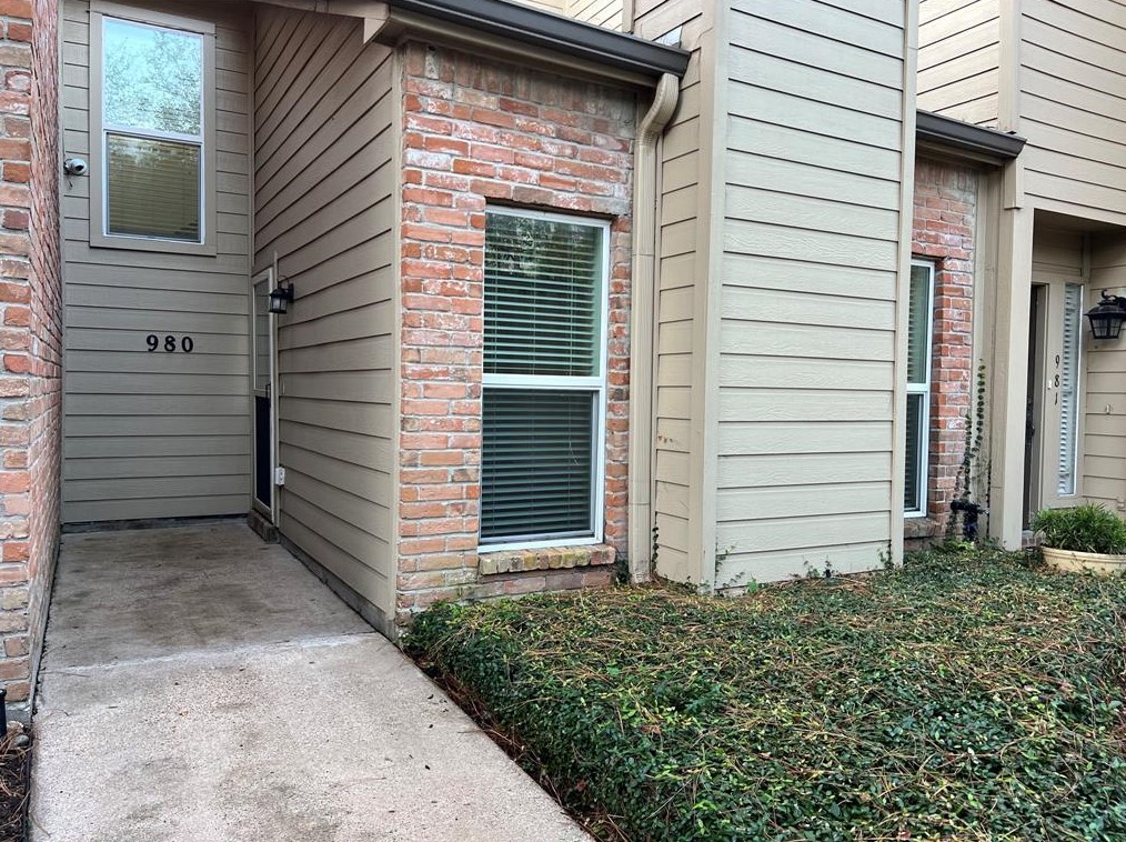980 Memorial Village Dr, Houston TX  77024-4436 exterior