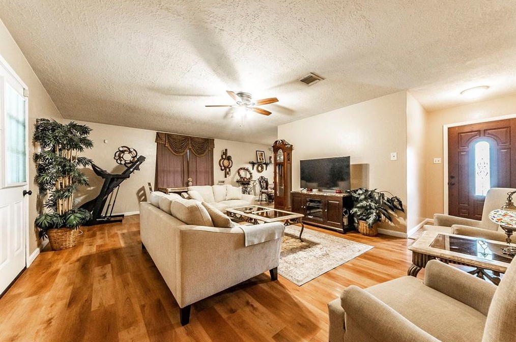 2111 Senate St, Pasadena TX 77502-5652 exterior