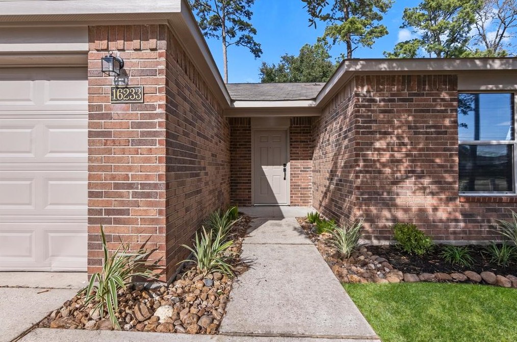 16233 Sun View Ln, Conroe TX  77302-5561 exterior