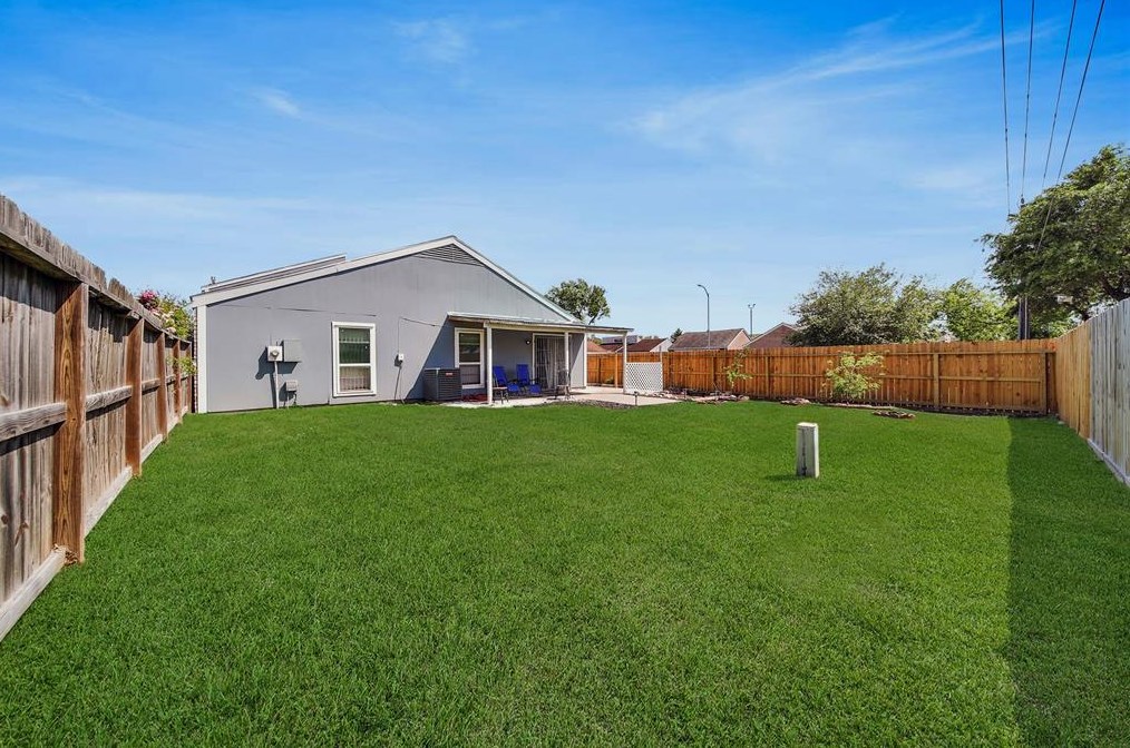 4250 Sun Mdw Dr, Houston TX  77072-1452 exterior