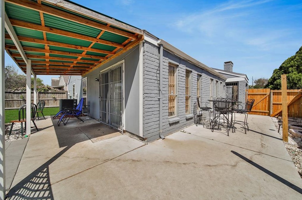4250 Sun Mdw Dr, Houston TX  77072-1452 exterior