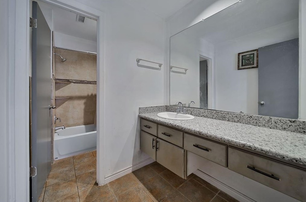 4250 Sun Mdw Dr, Houston TX  77072-1452 exterior