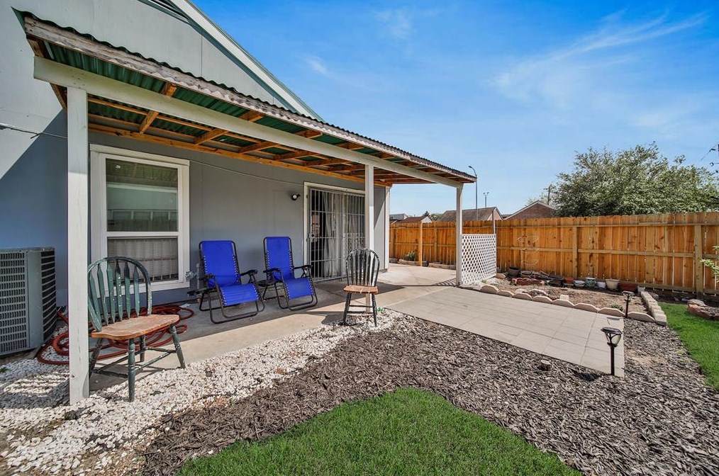 4250 Sun Mdw Dr, Houston TX  77072-1452 exterior