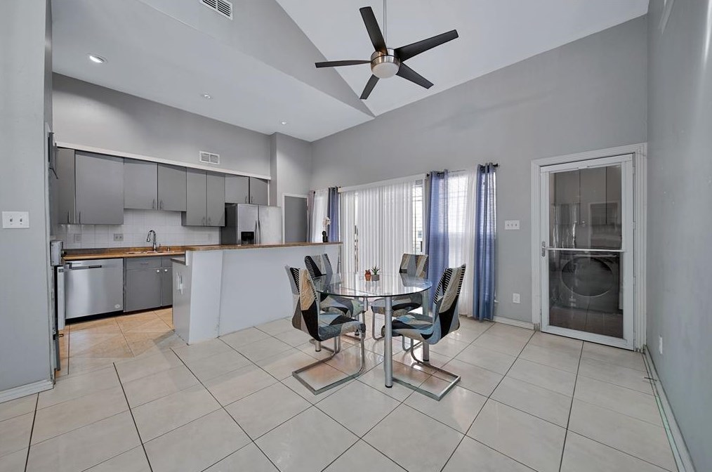 4250 Sun Mdw Dr, Houston TX  77072-1452 exterior