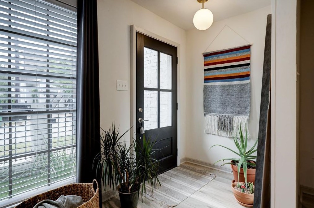 606 Welch, Houston TX  77006-1307 exterior