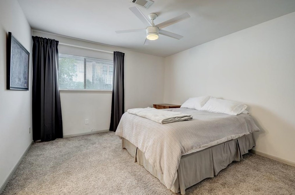 606 Welch, Houston TX  77006-1307 exterior