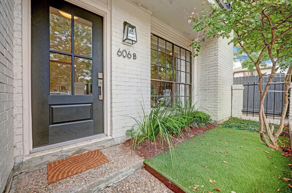 606 Welch, Houston TX  77006-1307 exterior