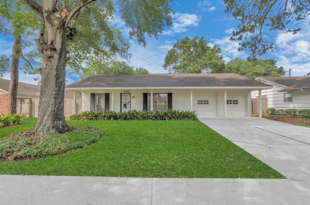 7210 Lugary Dr, Houston TX  77036-5734 exterior