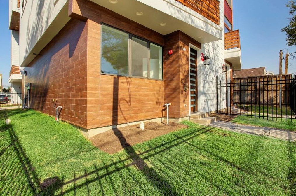 3218 Crawford St, Houston TX  77004-2925 exterior