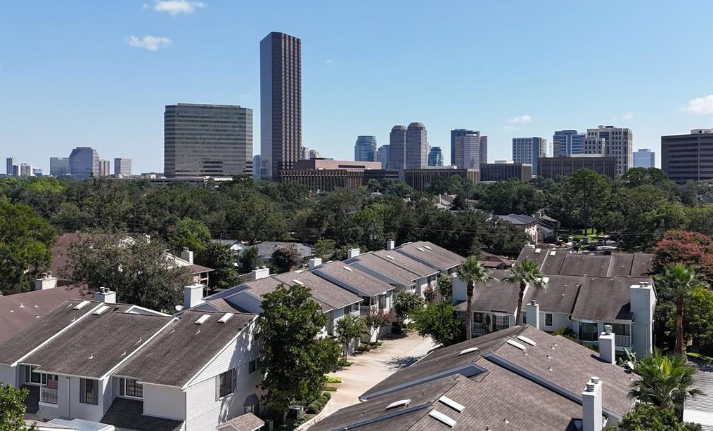 2001 Bering Dr, Houston TX  77057-3750 exterior