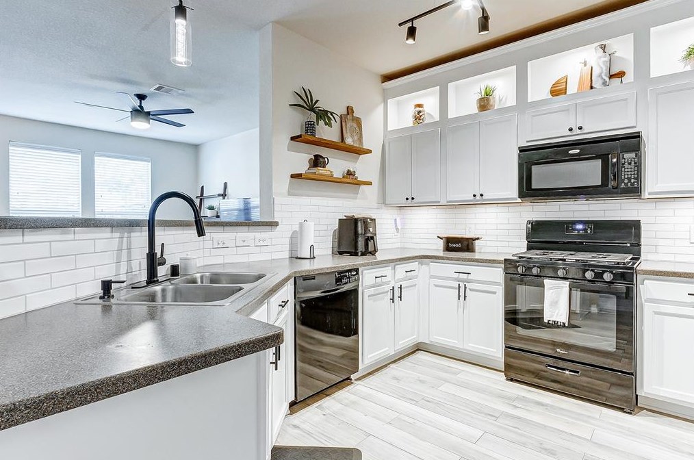 8103 Singing Sonnet Ln, Houston TX  77072-0131 exterior