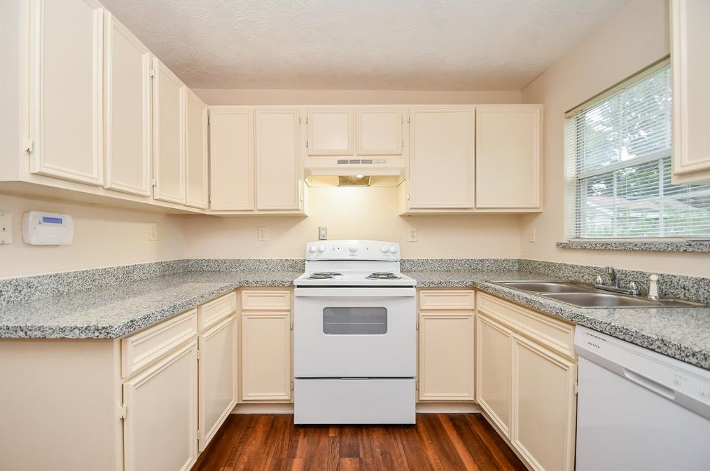 9438 Fairland Dr, Houston TX  77051-3119 exterior