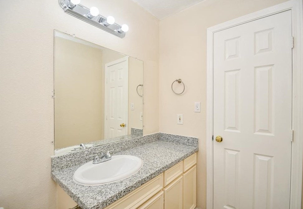 9438 Fairland Dr, Houston TX  77051-3119 exterior