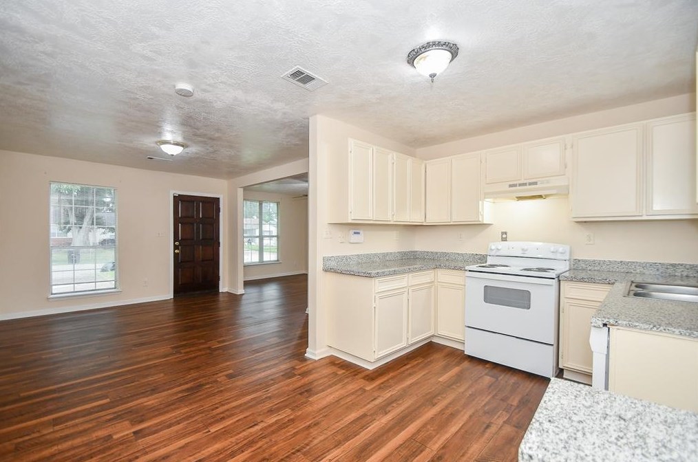 9438 Fairland Dr, Houston TX  77051-3119 exterior