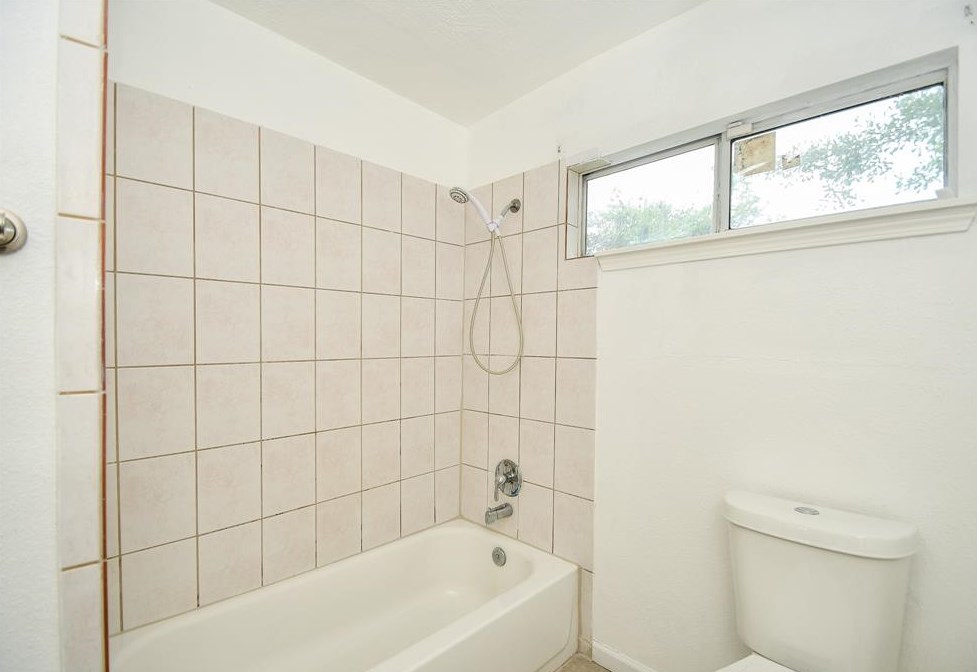 9438 Fairland Dr, Houston TX  77051-3119 exterior