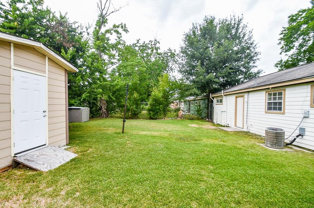 9438 Fairland Dr, Houston TX  77051-3119 exterior