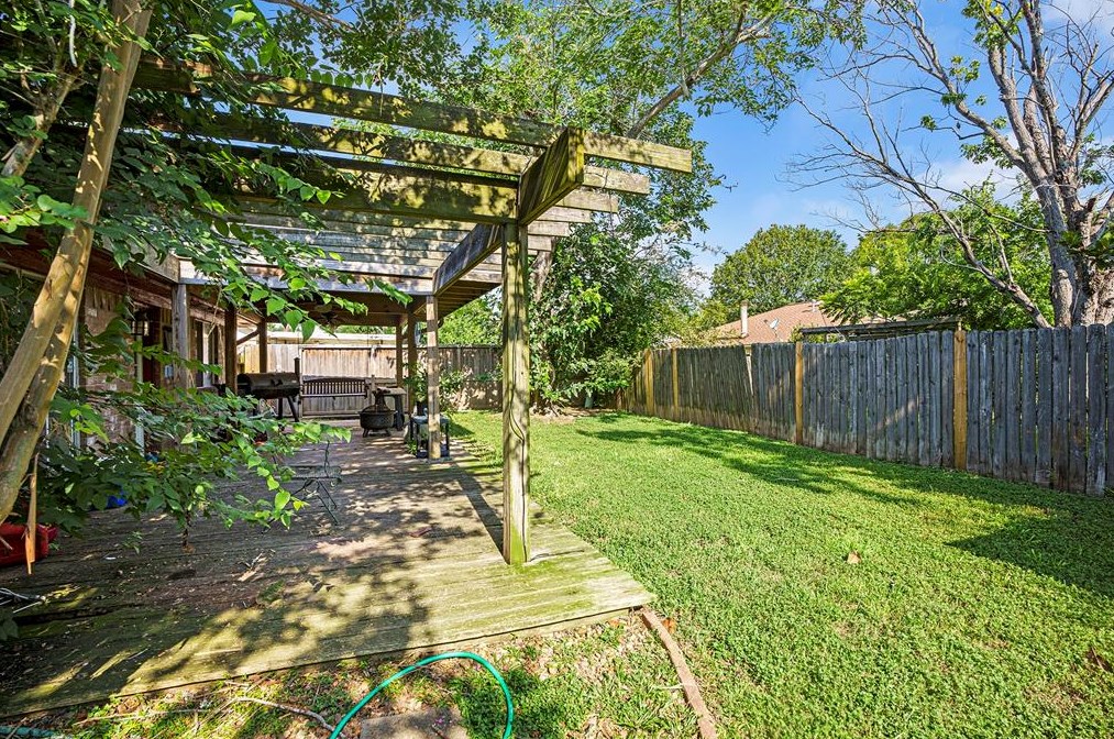 419 Capehill, Houston TX  77598-2611 exterior