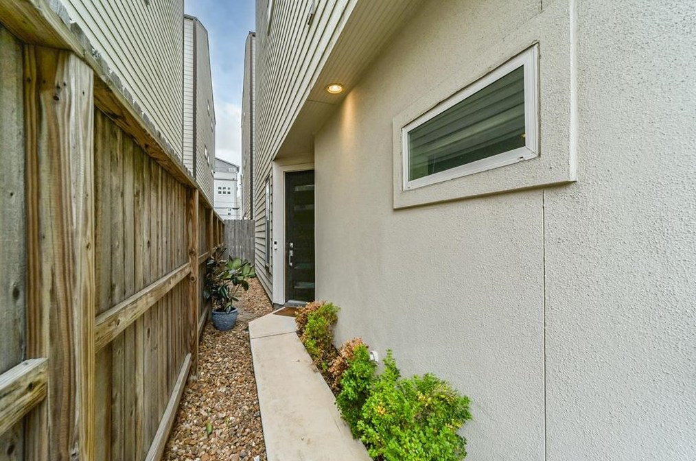 2120 Cohn St, Houston TX  77007-1821 exterior