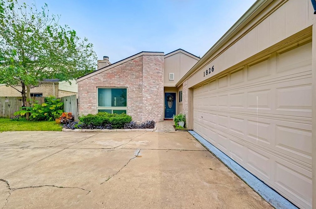1826 Meadowlocke Ln, Sugar Land TX  77478-4134 exterior