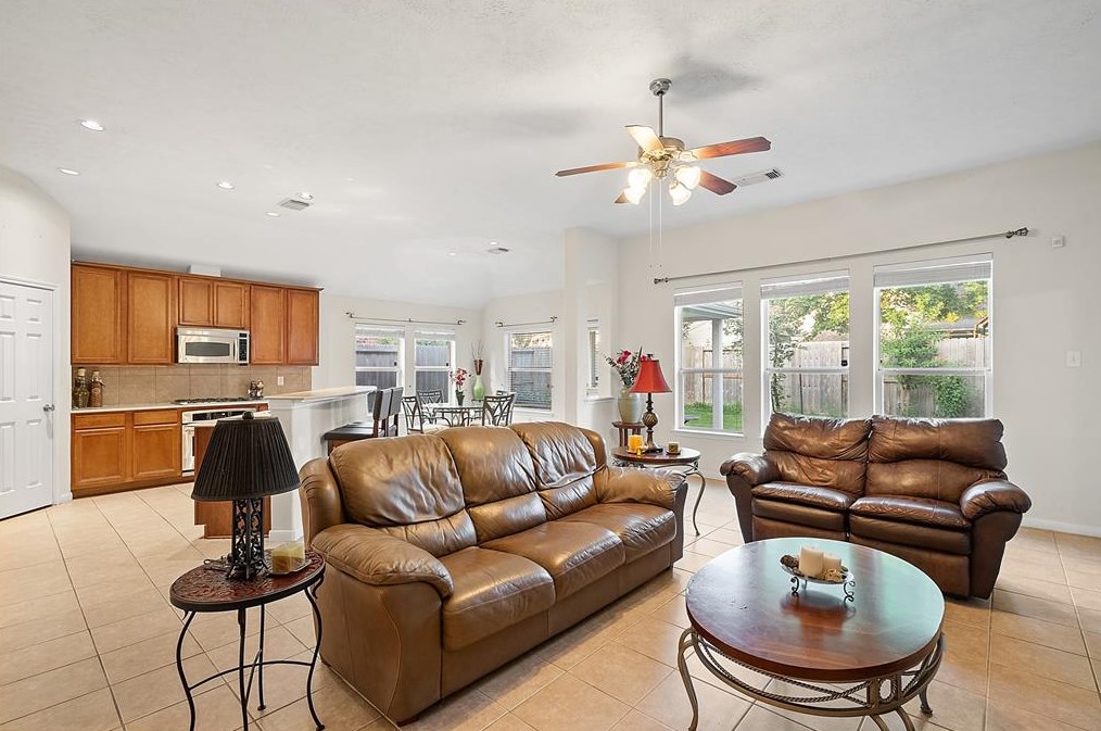 5211 Silver Oak Dr, Pasadena TX 77505-3075 exterior