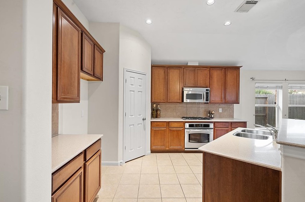 5211 Silver Oak Dr, Pasadena TX 77505-3075 exterior