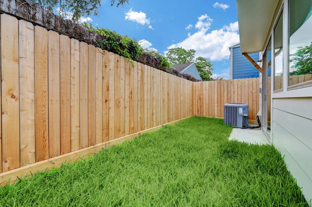 506 Welch St, Houston TX  77006-2126 exterior