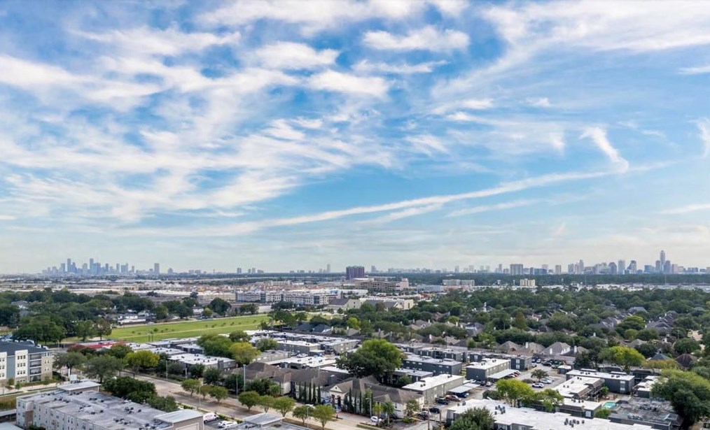 1370 Afton St, Houston TX  77055-6885 exterior