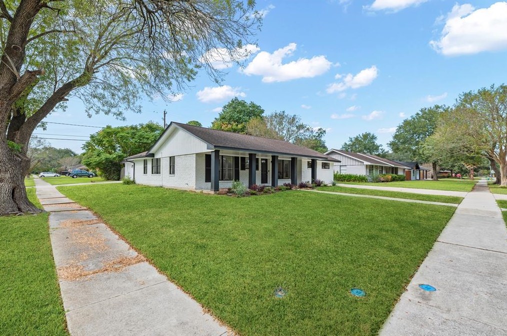 10710 Oasis Dr, Houston TX  77096-5026 exterior
