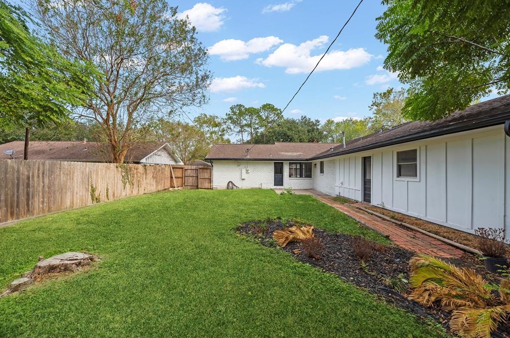 10710 Oasis Dr, Houston TX  77096-5030 exterior