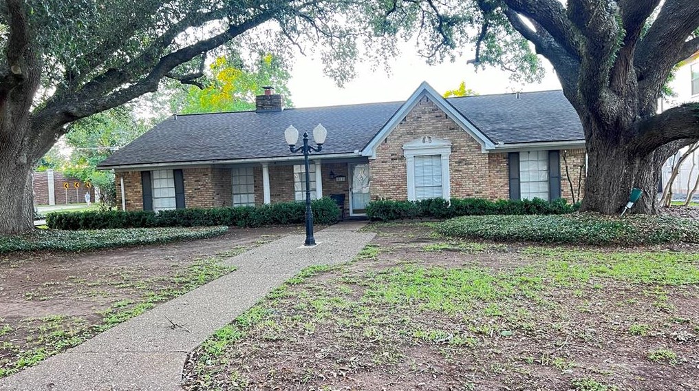 811 Piedmont St, Sugar Land TX  77478-3323 exterior