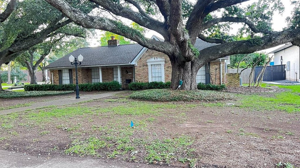 811 Piedmont St, Sugar Land TX  77478-3321 exterior