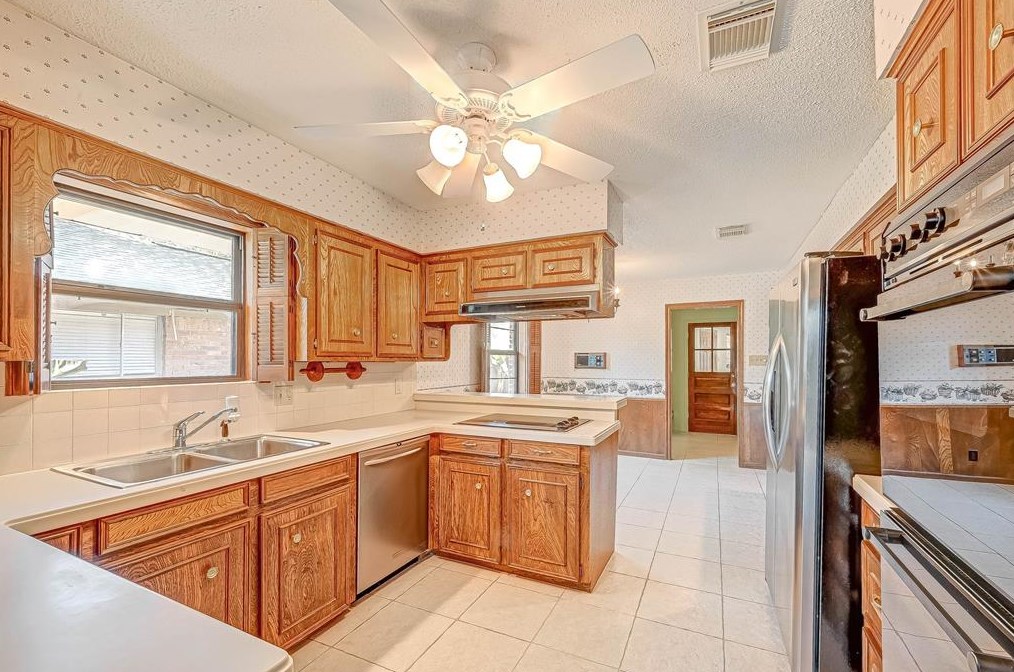 7618 Burning Hl Dr, Houston TX  77071-1124 exterior