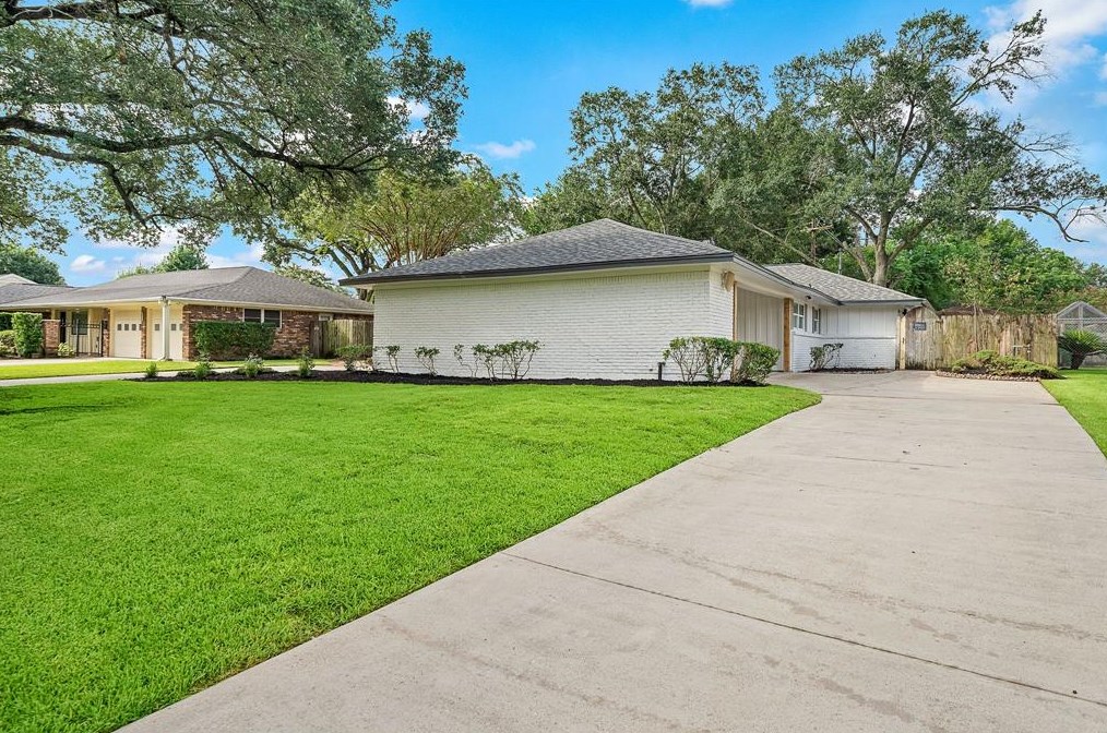 5123 Willowbend Blvd, Houston TX  77035-3219 exterior