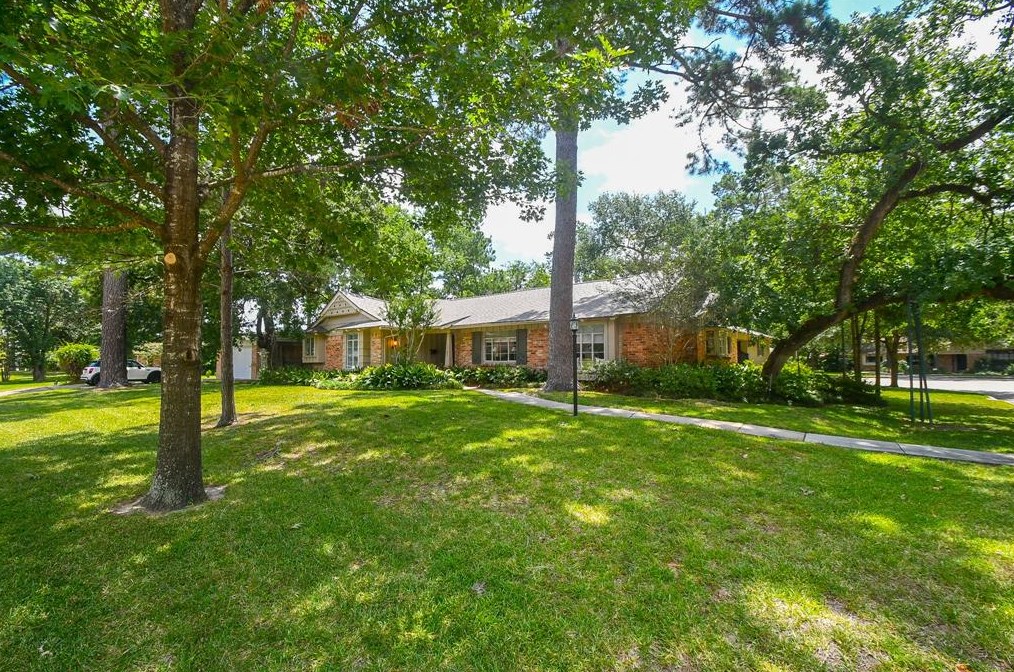 1702 Imperial Crown Dr, Houston TX  77043-3313 exterior