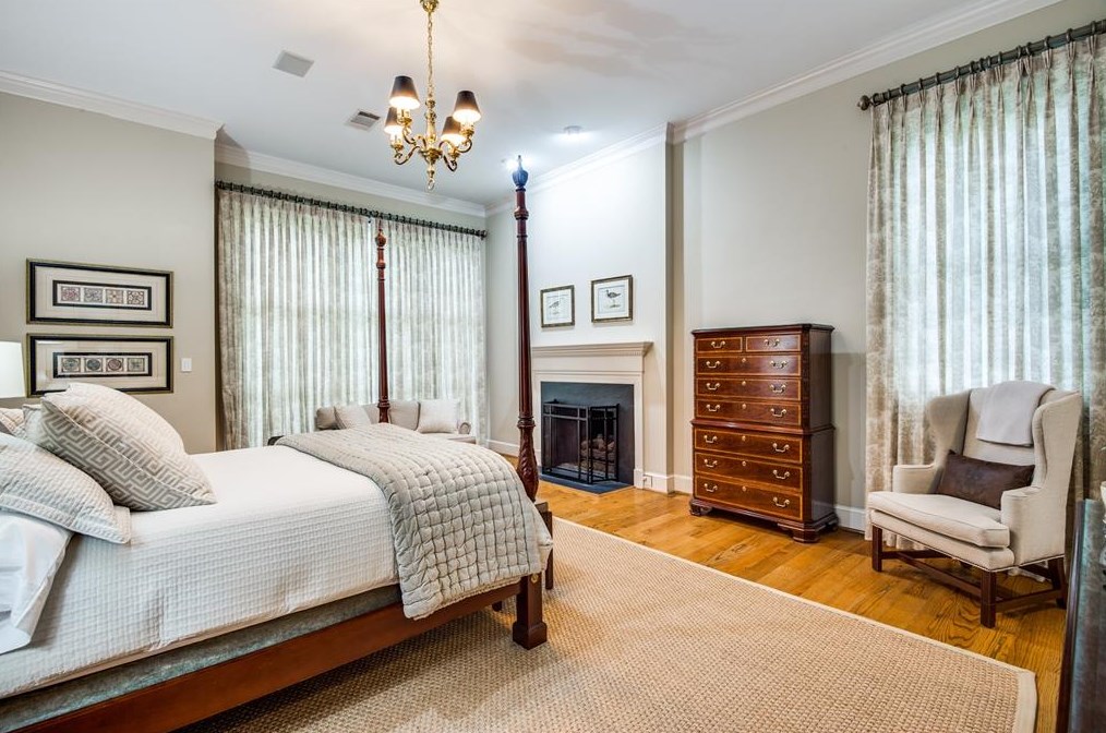 9301 Sandringham Dr, Houston TX  77024-5819 exterior